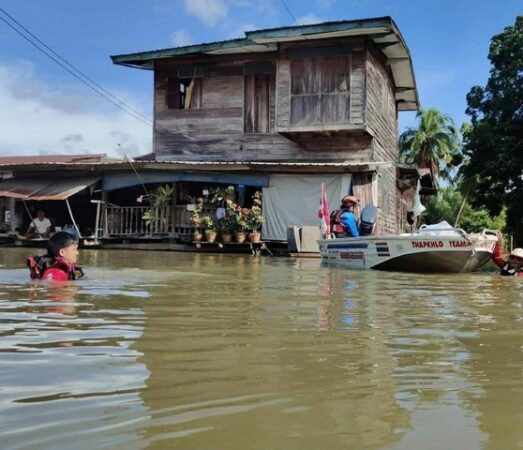 พิจิตร-ชาวบ้านระทมแม่น้ำยมพิจิตรเอ่อล้นตลิ่งมีฝนตกซ้ำ10หมู่บ้านตำบลบางลาย1,386หลังถูกน้ำท่วมยาวนานเกือบ2เดือนแล้ว