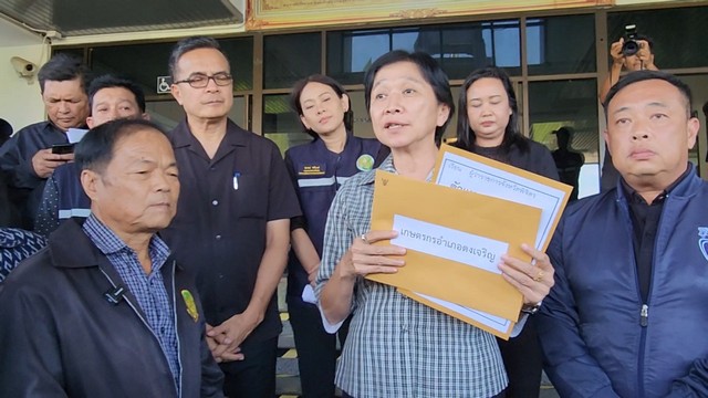 พิจิตร-ชาวนาพิจิตรบุกศาลากลางยื่นข้อเรียกร้องวอนรัฐบาลช่วยพยุงราคาข้าวที่ตกต่ำขายได้แค่5พันบาท/ตัน