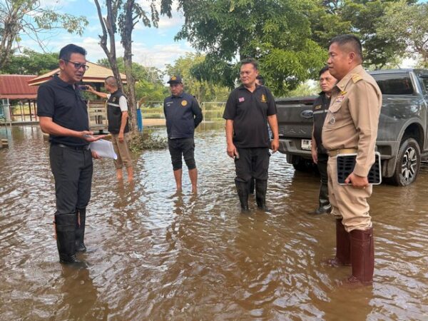 พิจิตร-รองผู้ว่าฯพิจิตร ลุยสั่งเร่งช่วยฟื้นฟูโรงเรียนที่เคยถูกน้ำท่วมให้พร้อมรับเปิดเทอม