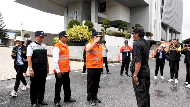 สงขลา-เทศบาลเมืองเขารูปช้าง ปล่อยขบวนเครื่องมือเครื่องจักรเตรียมพร้อมสถานการณ์อุทกภัย วาตภัย และดินโคลนถล่ม พร้อมเปิดศูนย์ปฏิบัติการฉุกเฉินช่วยเหลือประชาชน ประจำปี 2568