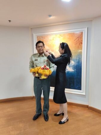 ผอ.สำนักจัดการทรัพยากรป่าไม้ที่ 4 เข้าประดับอินทนูเครื่องแบบกรมป่าไม้จากปลัดก.ทรัพย์