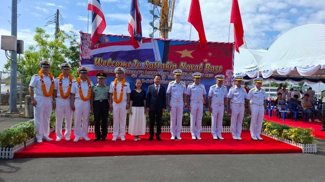 หมู่เรือฝึกนักเรียนนายเรือจีน 2 ลำ พร้อมกำลังพลกว่า 1,200 นาย เดินทางเยือนประเทศไทยอย่างเป็นทางการ ไม่ได้เสริมกำลังกัมพูชา ตามที่มีการกล่าวอ้าง