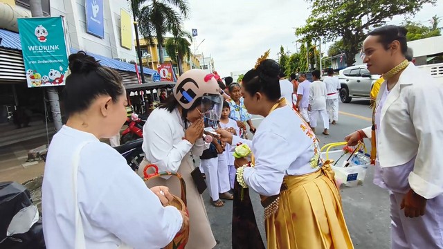 สงขลา-ขบวนแห่พระและองค์เทพศักดิ์สิทธิ์จากศาลเจ้าต่างๆ เนื่องในงานเทศกาลถือศีลกินเจเมืองสงขลาในปีนี้ จัดขบวนแห่แบบเรียบง่าย ตามสถานการณ์ซึ่งอยู่ในช่วงถวายความอาลัย สมเด็จพระนางเจ้าสิริกิติ์ พระบรมราชินีนาถ พระบรมราชชนนีพันปีหลวง