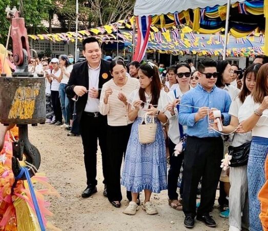 ชลบุรี-“สิงห์โตทอง” คนจริง ไม่ทิ้งพื้นที่ ร่วมทำบุญทอดกฐิน-ยกช่อฟ้าวัดขุนชำนาญ อ.บ่อทอง จ.ชลบุรี