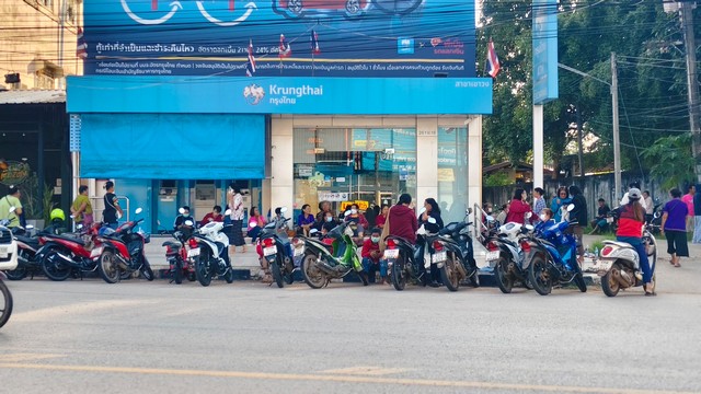 กาฬสินธุ์ลงทะเบียนโครงการคนละครึ่งพลัสคึกคัก ผู้สูงอายุมารอเข้าคิวเช้ามืด