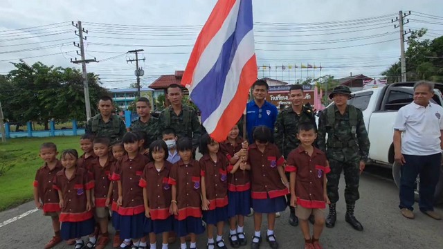 บุรีรัมย์-อดจอดรถไม่ได้ทหารขับรถเห็นนักเรียนยืนให้กำลังใจถึงกับน้ำตาซึม