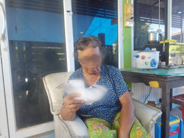 บุรีรัมย์-ชาวบ้านงงพนักงานออกใบเตือนค่าไฟแต่ทำไมเอาไปทิ้งถังขยะ คาดหวัง 3 ต่อ