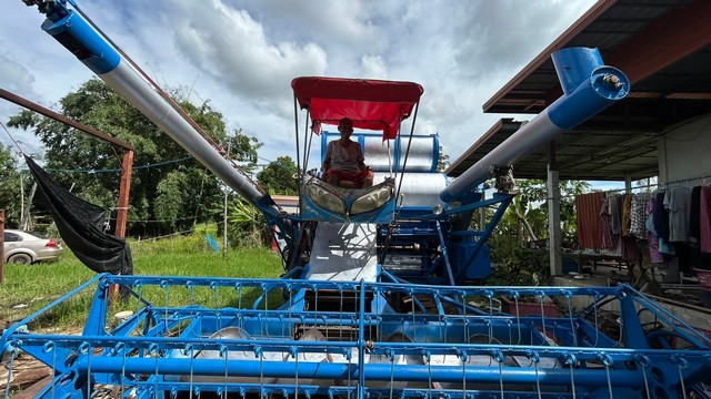 บุรีรัมย์ -เตรียมรถเกี่ยวข้าวลงนา แต่ไม่กล้าลงชายแดนหวั่นโดนระเบิดตกค้าง ถึงแม้จ้างสูงไร่ละ1500