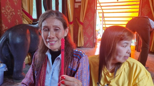 จ.อุตรดิตถ์ หนึ่งเดียวในโลก นักท่องเที่ยวสายมู ขอโชคเจ้าพ่อเหล็กน้ำพี้ ภายหลังมีคนถูกรางวัลมาหลายครั้ง