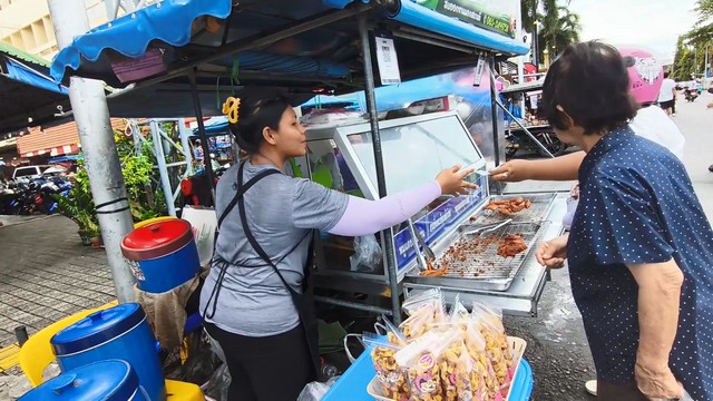 สงขลา-ข้าวเหนียวหมูทอดห่อใบตอง เจ้าอร่อย หน้าไปรษณีย์สงขลา ที่มีหมูทอดสมุนไพร 4 รสชาติ ช่วงนี้เป็นเทศกาลถือศีลกินเจทางร้านไม่ได้รับผลกระทบแต่อย่างใด ลูกค้ายังคงเหนียวแน่นและยังขายราคาเดิมห่อละ 20 บาท