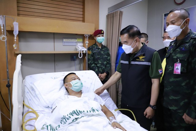 นราธิวาส-รมว.กลาโหม เยี่ยมให้กำลังใจ “สิบเอก บุริศวร์ ระดาชัย” ชื่นชมความกล้าหาญ หลังบาดเจ็บจากการปกป้องประชาชน เหตุปล้นทองสุไหงโก-ลก