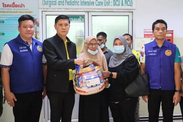 นราธิวาส-รองผู้ว่า ฯ นราธิวาส เยี่ยมผู้บาดเจ็บจากเหตุลอบวางระเบิด พื้นที่ อ.ยี่งอ จ.นราธิวาส ย้ำ ช่วยเหลือดูแลผู้ได้รับบาดเจ็บอย่างเต็มที่