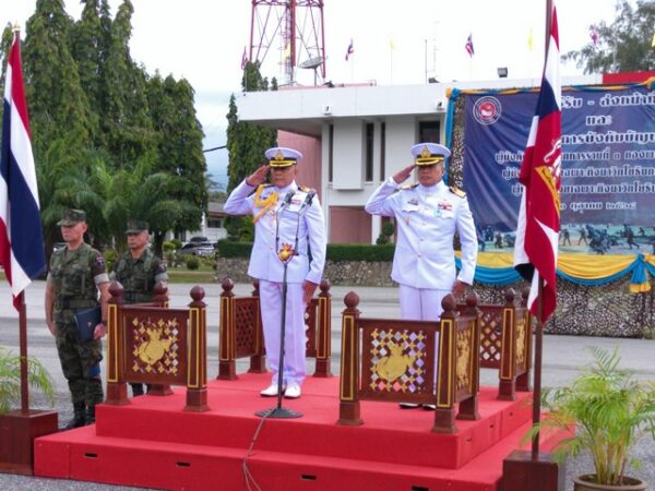 นราธิวาส-ผู้การฯป้ายแดง สันติ พร้อมลุยสืบสานเกียรติศักดิ์กรมทหารราบที่3 ส่งต่องานสำคัญผู้นำใหม่ก้าวสู่ภารกิจมั่นคงหน่วยเฉพาะกิจนาวิกโยธิน กองทัพเรือนราธิวาส 