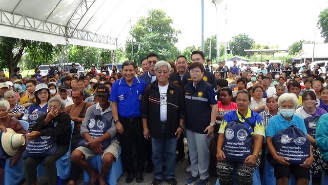 อ่างทอง-รมช.คมนาคม ตรวจเยี่ยมผู้ประสบอุทกภัยพร้อมมอบถุงยังชีพ 2 อำเภอ 1,000 ชุด