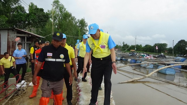 อ่างทอง-แม่ทัพน้อยที่ 1 ลงพื้นที่โพงเพงตรวจเยี่ยมกำลังพล พร้อมให้กำลังใจผู้ประสบภัยน้ำท่วม
