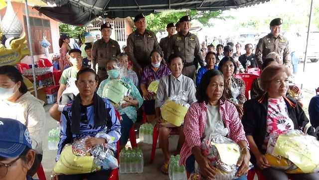 อ่างทอง-บิ๊กต่าย ควง เดอะต๋อง ลงพื้นที่ป่าโมกเยี่ยมผู้ประสบภัยน้ำท่วม พร้อมกำชับตำรวจดูแลความปลอดภัย