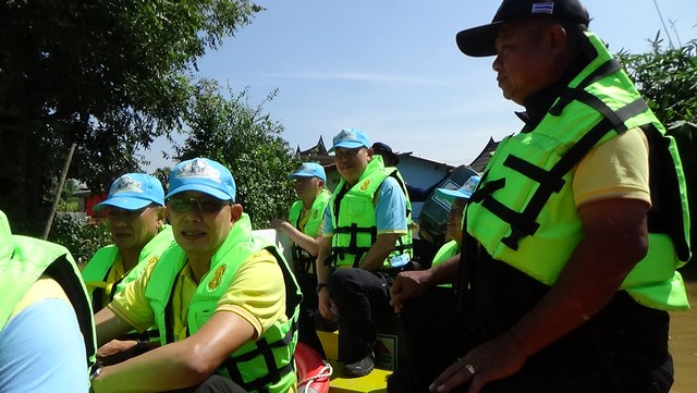 อ่างทอง-แม่ทัพภาค 1 ให้กำลังใจผู้ประสบภัยน้ำท่วม ขออดทนอีกนิด หลังพบระดับน้ำเริ่มทรงตัว