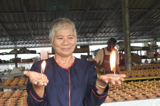 สุโขทัย-ชาวบ้านชุมชนบ้านใหม่ตะพังทองยังอนุรักษ์การทำตะคันช่วงประเพณีลอยกระทง เผาเทียน เล่นไฟ