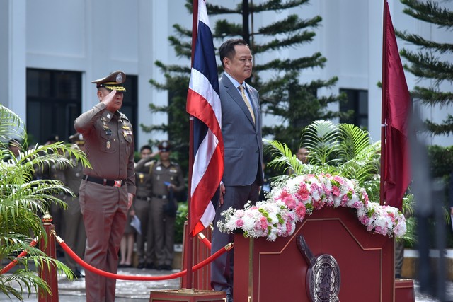 นายกรัฐมนตรีมอบนโยบายผู้บริหารระดับสูงของสำนักงานตำรวจแห่งชาติ เน้นย้ำพิทักษ์ปกป้องสถาบัน สร้างกลไกรับมือกับอาชญากรรมทุกรูปแบบ