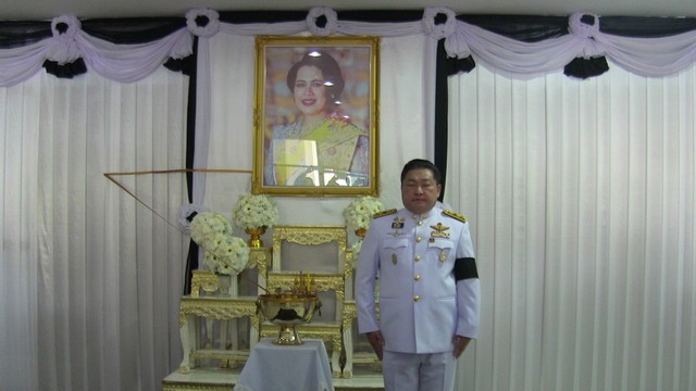 อ่างทอง-จัดพิธีถวายน้ำสรงหน้าพระฉายาลักษณ์พระบรมศพสมเด็จพระนางเจ้าสิริกิติ์ พระบรมราชินีนาถ พระบรมราชชนนีพันปีหลวง