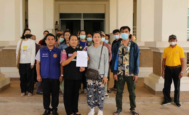 กาฬสินธุ์ชาวบ้านบุกศาลากลางยื่นหนังสือให้ทบทวนคำสั่งไล่ผญบ.ออกจากตำแหน่ง