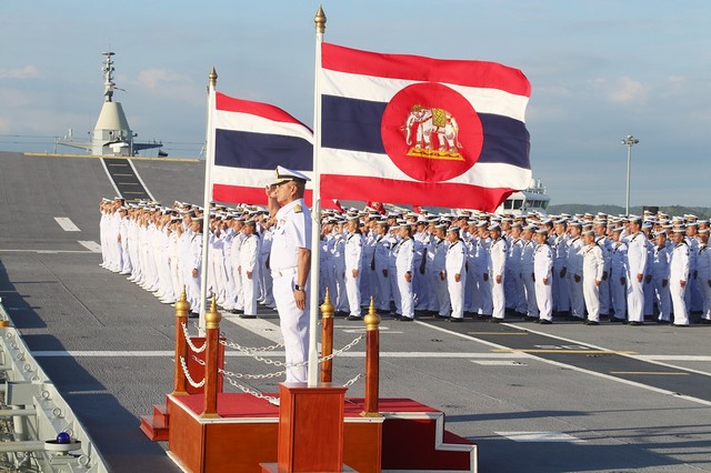 ร.ล.เจ้าพระยา ยิงสลุต19 นัด คำนับผู้บัญชาการทหารเรือ ในโอกาสตรวจเยี่ยมกองเรือยุทธการ บนเรือหลวงจักรีนฤเบศร