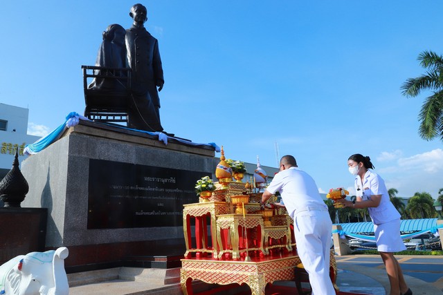 ผอ.รพ.สมเด็จพระนางเจ้าสิกิติฯ ท่านใหม่ สักการะสิ่งศักดิ์สิทธิ์เพื่อความเป็นสิริมงคล