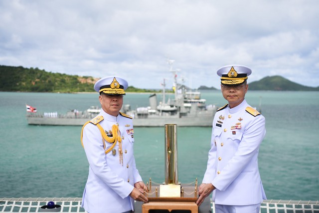 เรือหลวงปิ่นเกล้า ยิงสลุตครั้งสุดท้าย ในพิธีรับ-ส่งหน้าที่ ผบ.กองเรือยุทธการ ก่อนปลดระวางประจำการ 1 ต.ค.นี้