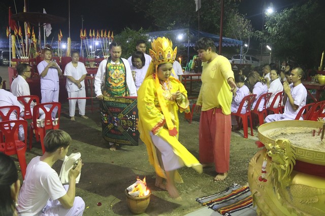 ชลบุรี-ศาลเจ้าเง็กเซียนฮ่องเต้สัตหีบ อัญเชิญเทพเจ้าประทับร่างม้าทรง เปิดเทศกาลกินเจ