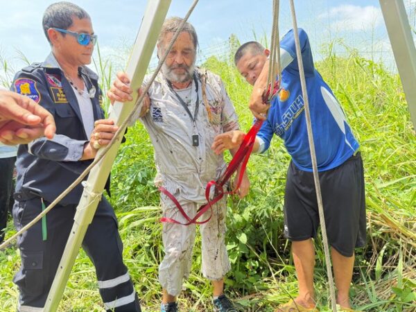 ชลบุรี-เกือบตาย! ฝรั่งเยอรมนีตัดหญ้าพลัดตกบ่อน้ำลึก 20 เมตร ลอยคออยู่นาน 40 นาที เพื่อนบ้านได้ยินเสียงร้องรีบแจ้งกู้ภัยช่วยทัน