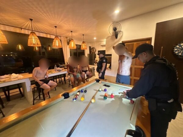 สุราษฎร์ธานี-เตือนไม่ฟังโทรแจ้งสายด่วน 1155 ตำรวจท่องเที่ยว บูรณาการร่วม4หน่วย บุกจับ 4 ทหารอิสราเอล ลักลอบจัดปาร์ตี้มั่วสุมเสพยาเสพติด วินล่าหรู