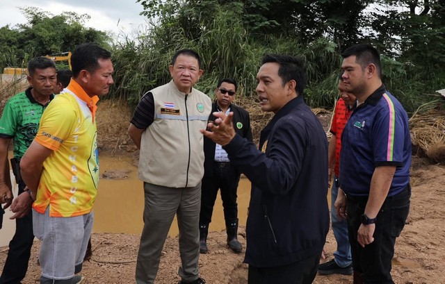 เพชรบูรณ์-“นายกด๊อยซ์” ลุยหล่มสัก! ลงพื้นที่ช่วยชาวบ้านหลังน้ำลด สั่งวางแผนฟื้นฟู-ป้องกันอุทกภัยยั่งยืน