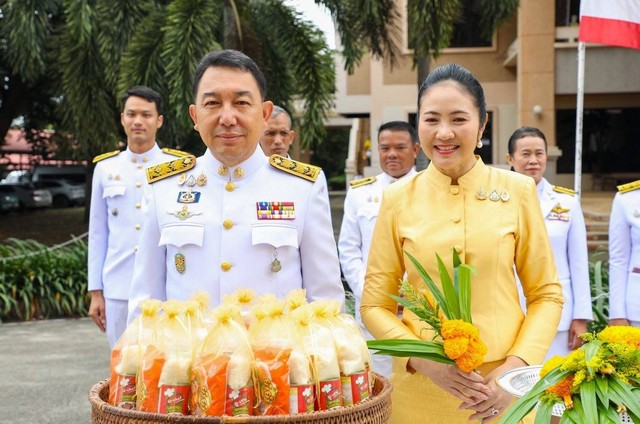 เพชรบูรณ์ ร่วมใจ “วางพวงมาลา-ตักบาตร” ถวายเป็นพระราชกุศลแด่ในหลวงรัชกาลที่ 9 เนื่องในวันนวมินทรมหาราช
