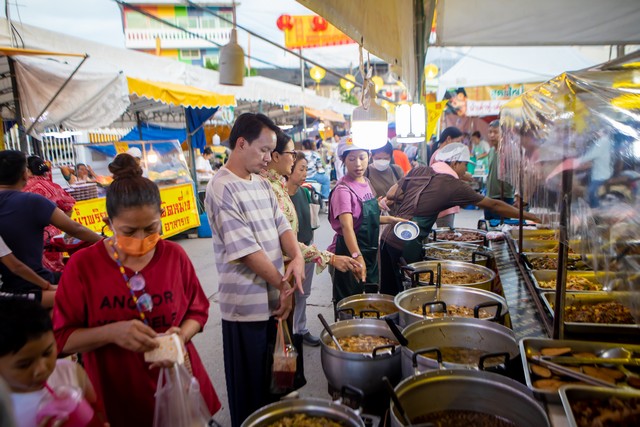 ชลบุรี-เทศกาลกินเจเมืองพัทยา คึกคัก ปชช.แห่ซื้ออาหารเจแน่นมูลนิธิสว่างฯ ก่อนเริ่มกินพรุ่งนี้