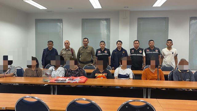 จันทบุรี-ฝ่ายปกครอง บุกบ่อนพนันไพ่รัมมี่-ไพ่ป๊อกเด้ง ผีพนันเผ่นหนีวงไพ่กระจาย ไม่รอด