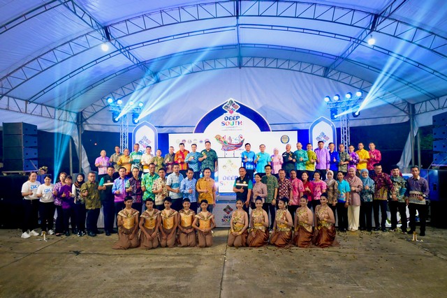 นราธิวาส-อลังการงานสร้าง มหกรรม Thai Deep South Connect ของดีพื้นที่ วิถีพื้นถิ่นชายแดนใต้ ครั้งที่ 2 ศอ.บต. นำทัพผู้ประกอบการ 5 จชต. เปิดตลาดกระตุ้นเศรษฐกิจ นำสินค้าวางจำหน่าย สร้างรายได้ แก่ชุมชน