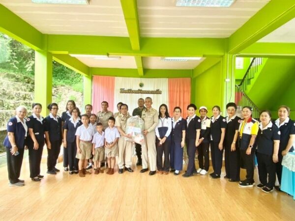 ตราด-เหล่ากาชาดจังหวัดตราด ร่วมกับอําเภอคลองใหญ่ มอบอุปกรณ์กีฬาให้กับสถานศึกษา 3 แห่งในพื้นที่อำเภอคลองใหญ่