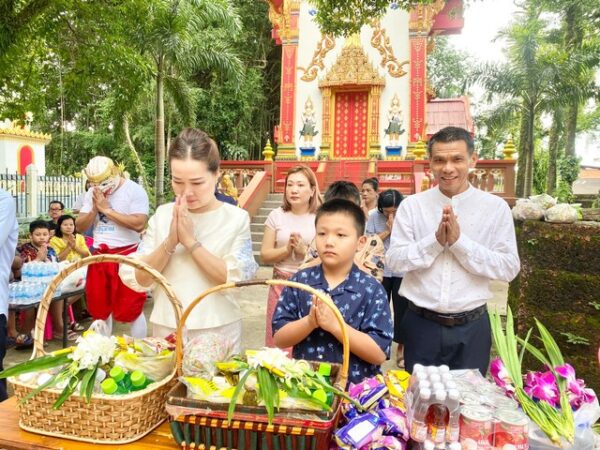 ตราด- แห่ตักบาตรเทโวโรหณะหลังออกพรรษาที่บริเวณสถานที่วัดคลองใหญ่ อ.คลองใหญ่ จ.ตราด