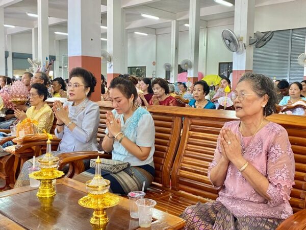 ตราด-สุดเจ๋ง สายบุญคึกคักล้นหลามทั่วสารทิศ พุทธศาสนิกชนชาวไทยและชาวกัมพูชา 1,000 คน ร่วมกันเป็นเจ้าภาพทอดกฐินสามัคคี ณ.วัดคลองมะขาม ต.หาดเล็ก อ.คลองใหญ่