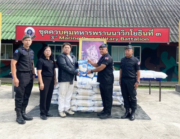 ตราด – บอย เอ็นเตอร์เทน พร้อมแฟนเพจบริจาคข้าวสาร 10 ตัน ให้ชาวคลองใหญ่ ถวายเป็นพระราชกุศล พระพันปีหลวง