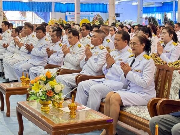 กาฬสินธุ์-ประธานสภาอบจ.กาฬสินธุ์ร่วมงานพิธีสวดพระพุทธมนต์-ทำบุญตักบาตร เนื่องในวันนวมินทรมหาราช