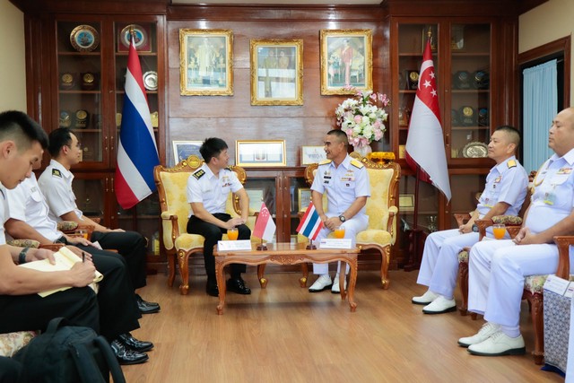 ผู้บัญชาการทัพเรือภาคที่ 1 รับการเยี่ยมคำนับจากผู้บังคับการเรือหมู่เรือที่ 1 กองทัพเรือสิงคโปร์