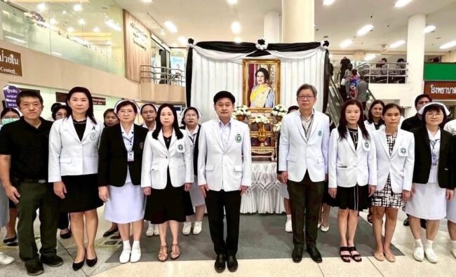 นครปฐม-โรงพยาบาลนครปฐม จัดพิธีถวายความเคารพและลงนามแสดงความไว้อาลัยเบื้องหน้าพระฉายาลักษณ์ สมเด็จพระบรมราชินีนาถ พระบรมราชชนนี พันปีหลวง