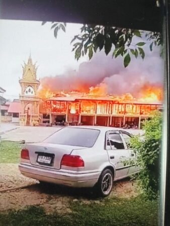 ร้อยเอ็ด…เพลิงพิโรธโหมกุฏิคู่บ้านขี้เหล็กเสียหายทั้งหลัง ระดมรถดับเพลิงเข้าสกัด อยู่ในวงจำกัด คาดว่าเสียหายหลายล้าน