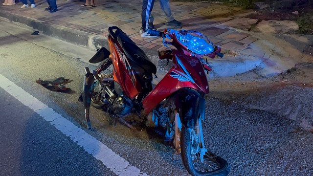 ชลบุรี-โจ๋สุดห้าว ยกล้อโชว์กลางถนนเสียหลักล้มเจ็บ 3 เก๋งตามหลังหักหลบรอดตายหวุดหวิด