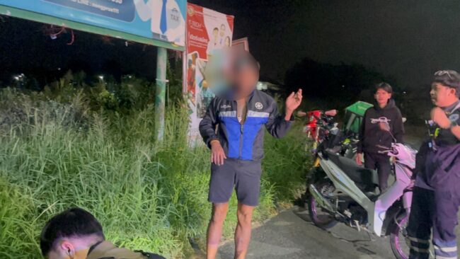 ชลบุรี-หนุ่มเมาหนักขี่ จยย.ชนวัยรุ่นล้มเจอพกปืนแกล้งหลับ