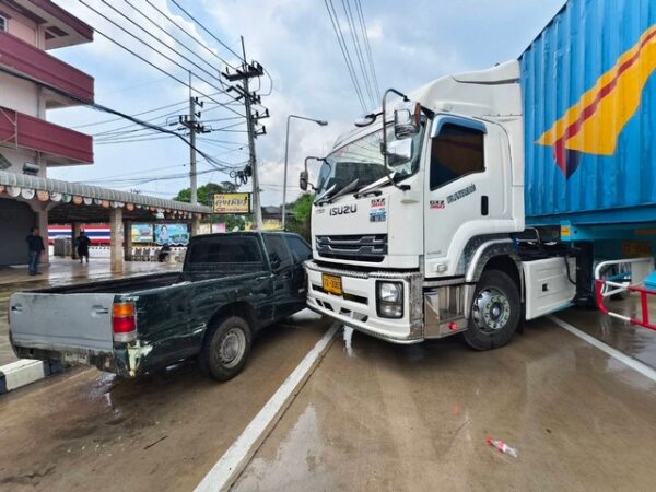 ชลบุรี-ฝนตกถนนลื่น เทรลเลอร์ 18 ล้อ เสียหลักพุ่งชนกระบะคนในรถหนีตายวุ่น