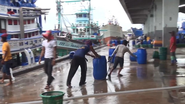 สงขลา-วันนี้วันแรกภาคใต้ลมเปลี่ยนทิศ จากลมมรสุมตะวันตกเฉียงใต้ มาเป็นลมตะวันออกเฉียงใต้ ส่งผลทำให้มีฝนฟ้าคะนอง ร้อยละ 60 ของพื้นที่