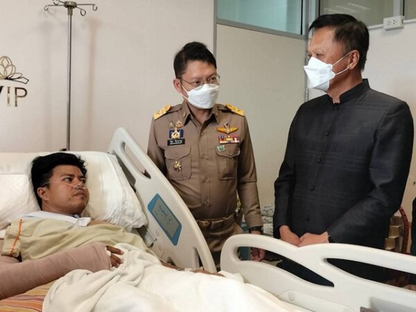 กระบี่-อธิบดีกรมโยธาธิการและผังเมือง เข้าเยี่ยมผู้บาดเจ็บจากเหตุการณ์ผู้รับเหมายิงกรรมการตรวจรับงานปรับปรุงอาคารศูนย์ส่งเสริมและพัฒนาอาชีพการเกษตรจังหวัดกระบี่