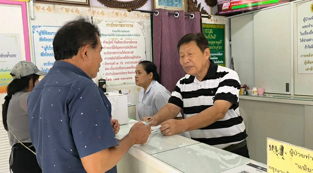 กระบี่-คนไทยไม่ทอดทิ้ง หมอใจบุญ จ.กระบี่ นำเงินรายได้จากการตรวจรักษา ส่งช่วยน้ำท่วมชายแดนใต้